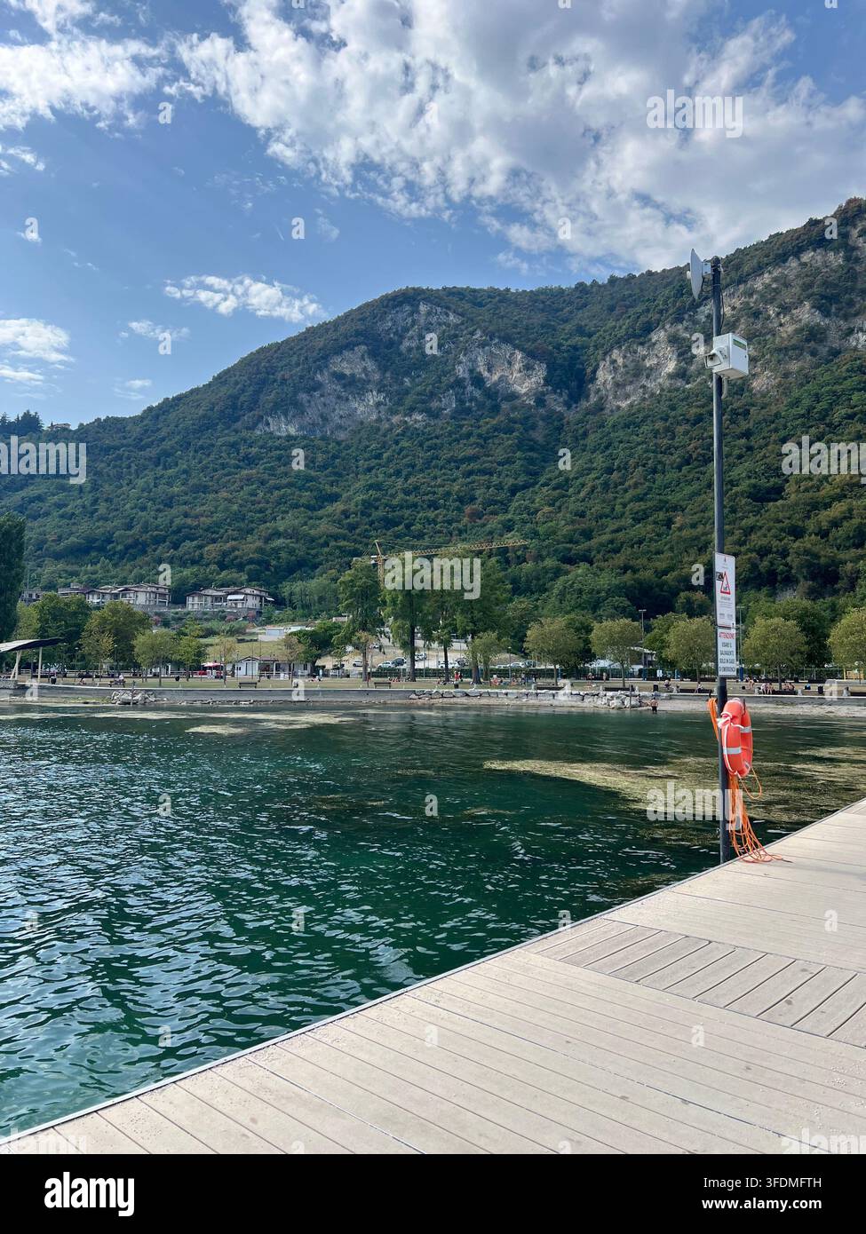 Viste incantevoli di Iseo, Italia, con il Lago d'Iseo, strade pittoresche, case colorate, balconi pieni di fiori e un'atmosfera italiana autentica. - Immagine stock catturata con smartphone