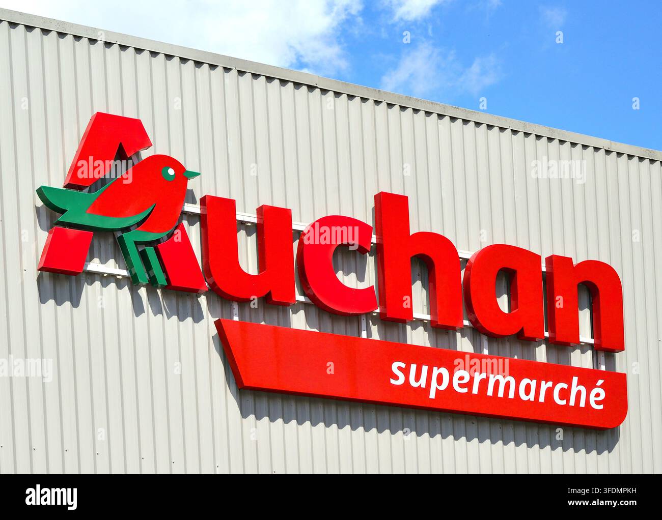Insegna del supermercato Auchan sulla facciata del supermercato - Ligueil, Indre-et-Loire (37), Francia. Foto Stock