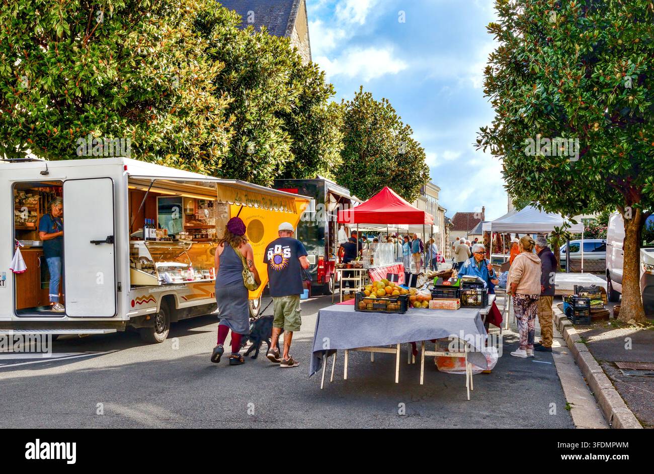 Mercato mattutino del lunedì in strada - Ligueil, Indre-et-Loire (37), Francia. Foto Stock