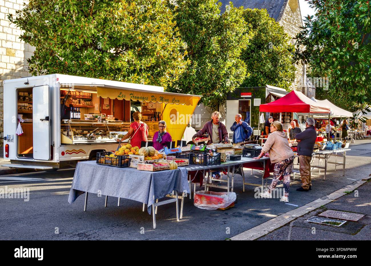 Mercato mattutino del lunedì in strada - Ligueil, Indre-et-Loire (37), Francia. Foto Stock