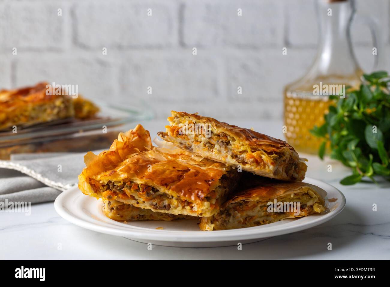 Un piatto di pasticceria ripieno di carne tritata della cucina turca. Foto Stock