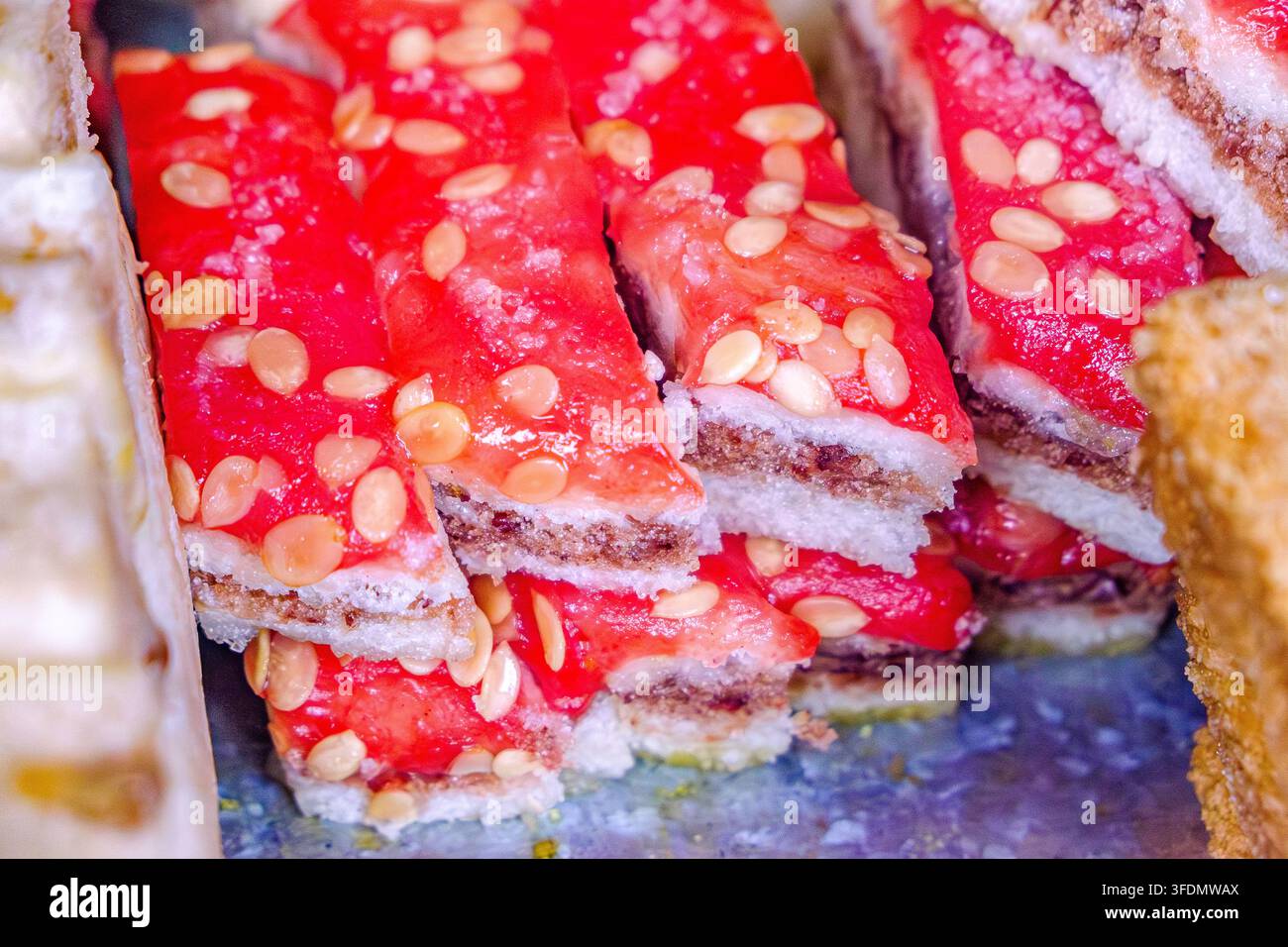 Pasticcini di riso glutinoso rosso a strati con pinoli, dolce tradizionale di Suzhou Jiangnan. Torta al vapore multistrato con ripieno dolce Foto Stock