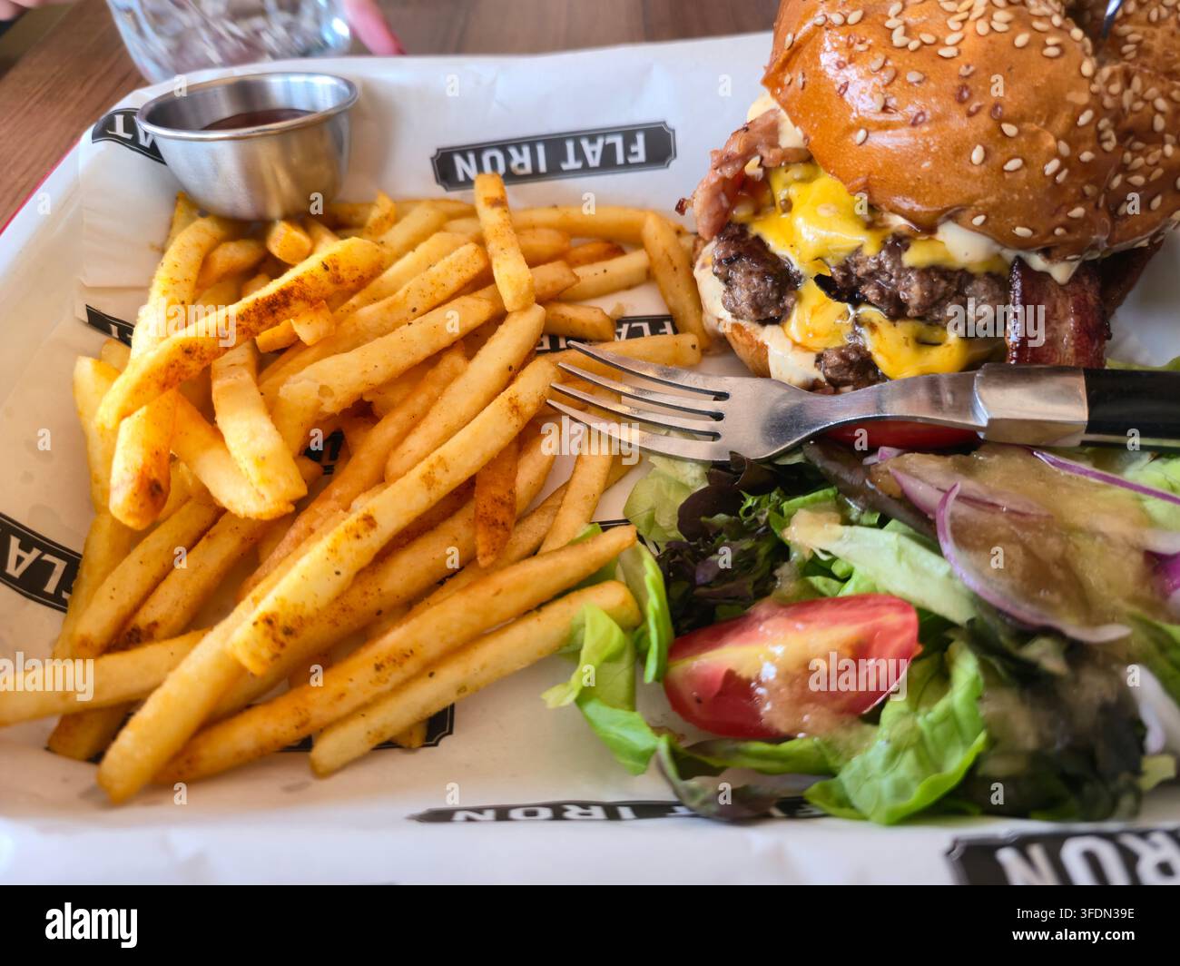 Un succoso cheeseburger al Flat Iron Burger di Hong Kong. - Immagine stock catturata con smartphone