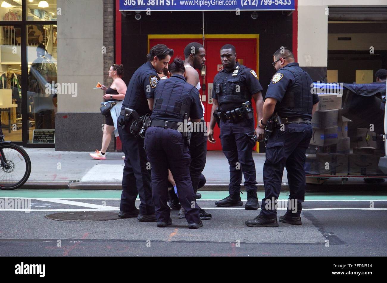 La polizia di New York che effettua un arresto a Midtown Manhattan, New York Foto Stock