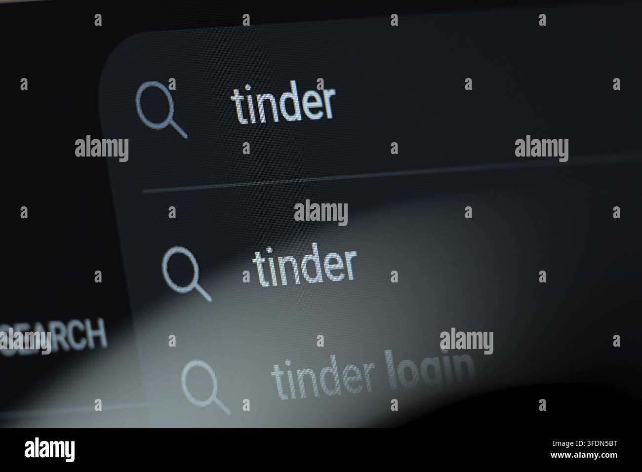 Los Angeles, Stati Uniti - 09 ago 2026: I suggerimenti di ricerca per Tinder vengono visualizzati su uno schermo digitale Foto Stock