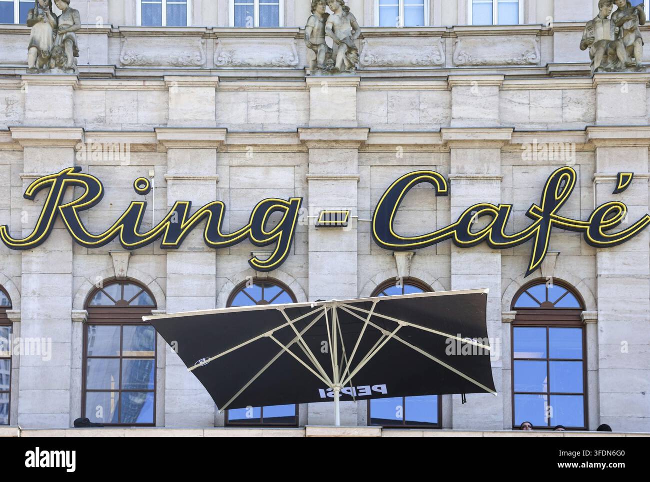 Leipzig, Germania - 22 maggio 2026: Insegna Ring-CafA(C) con tipografia classica sulla facciata di un edificio in pietra con un ombrellone Pepsi chiuso Foto Stock