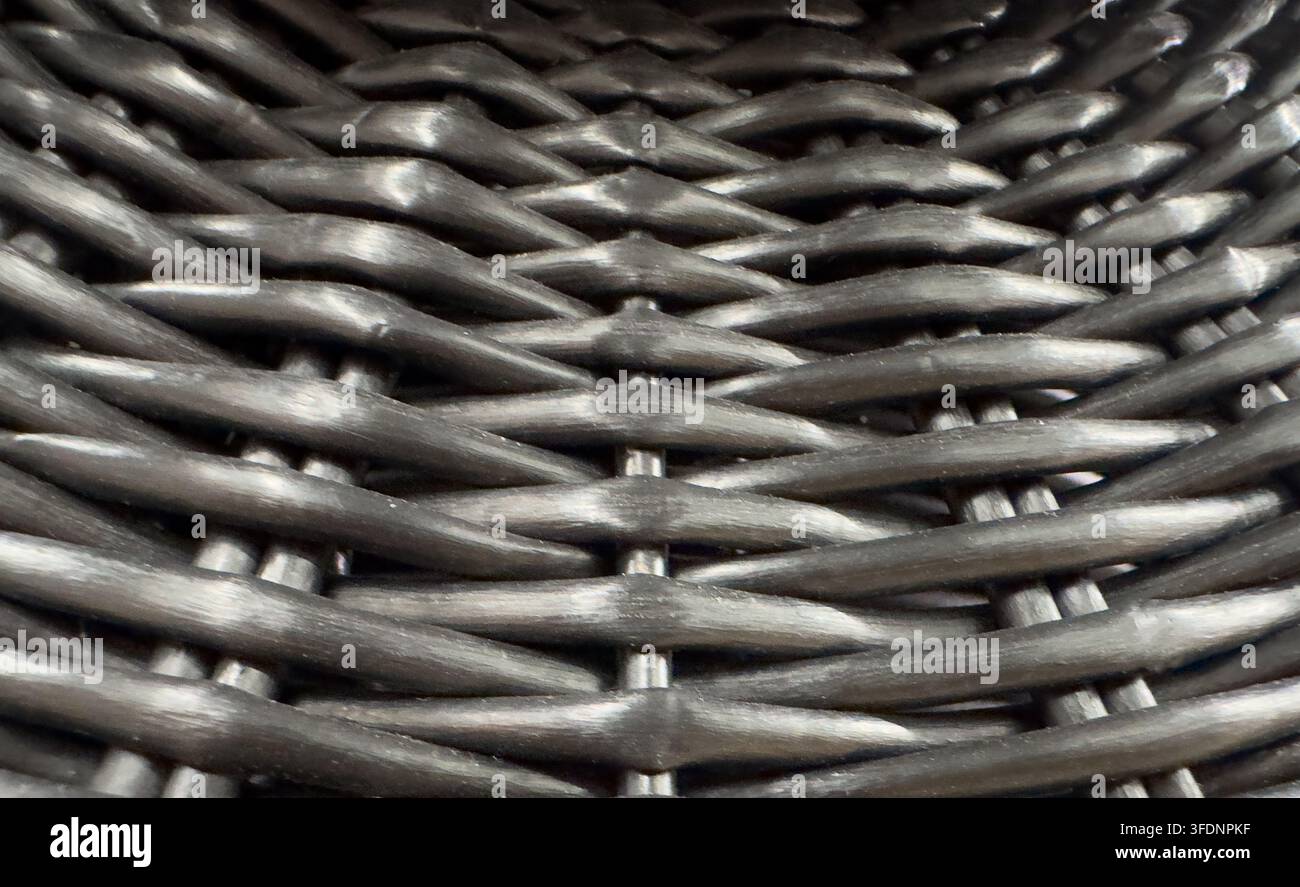 Sfondo texture in rattan intrecciato naturale, motivo in vimini organico, materiale fatto a mano per la tessitura di cesti, mobili, design d'interni, decorazione domestica, artigianato p Foto Stock