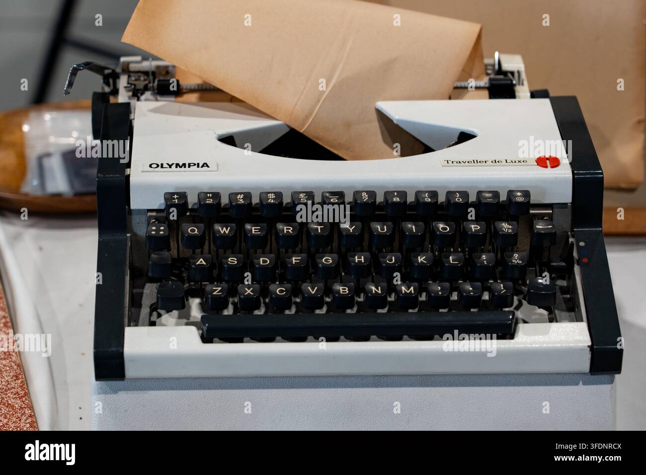 25 luglio 2026 - Selangor, Malesia : Una macchina da scrivere portatile manuale Olympia Traveller de Luxe retrò con tasti neri e carta invecchiata caricata nel rullo Foto Stock