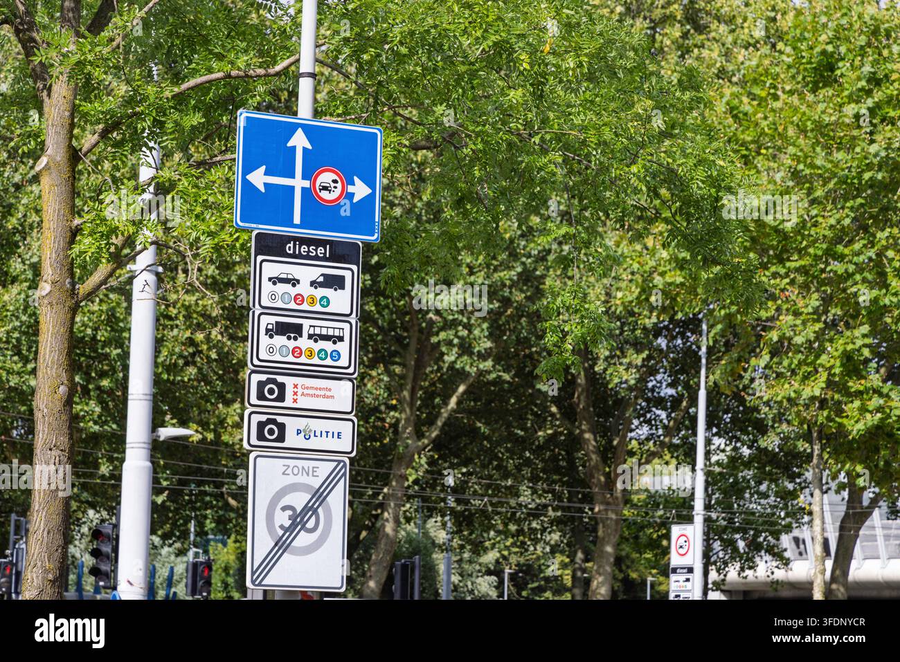 Amsterdam, Paesi Bassi: palo di segnaletica stradale olandese che mostra le regole diesel per la zona a basse emissioni, la zona di limite di velocità e il controllo tramite telecamere ad Amsterdam. Foto Stock