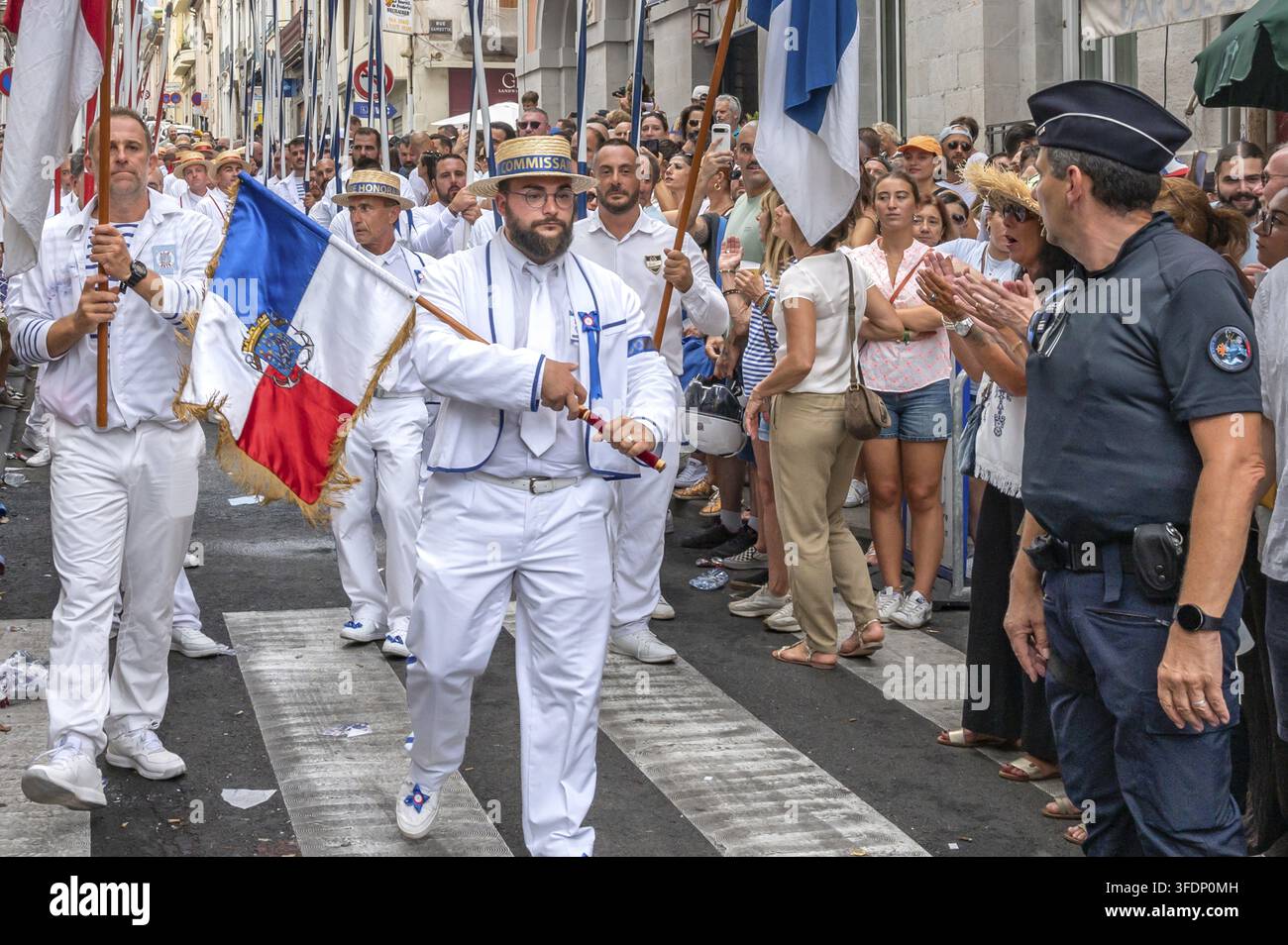 Parata tradizionale dei 'Jouteurs Poids-Lourds' (pescatori pesanti), tradizionalmente vestiti di bianco (lanciatore di pesci pesanti) che portano Foto Stock