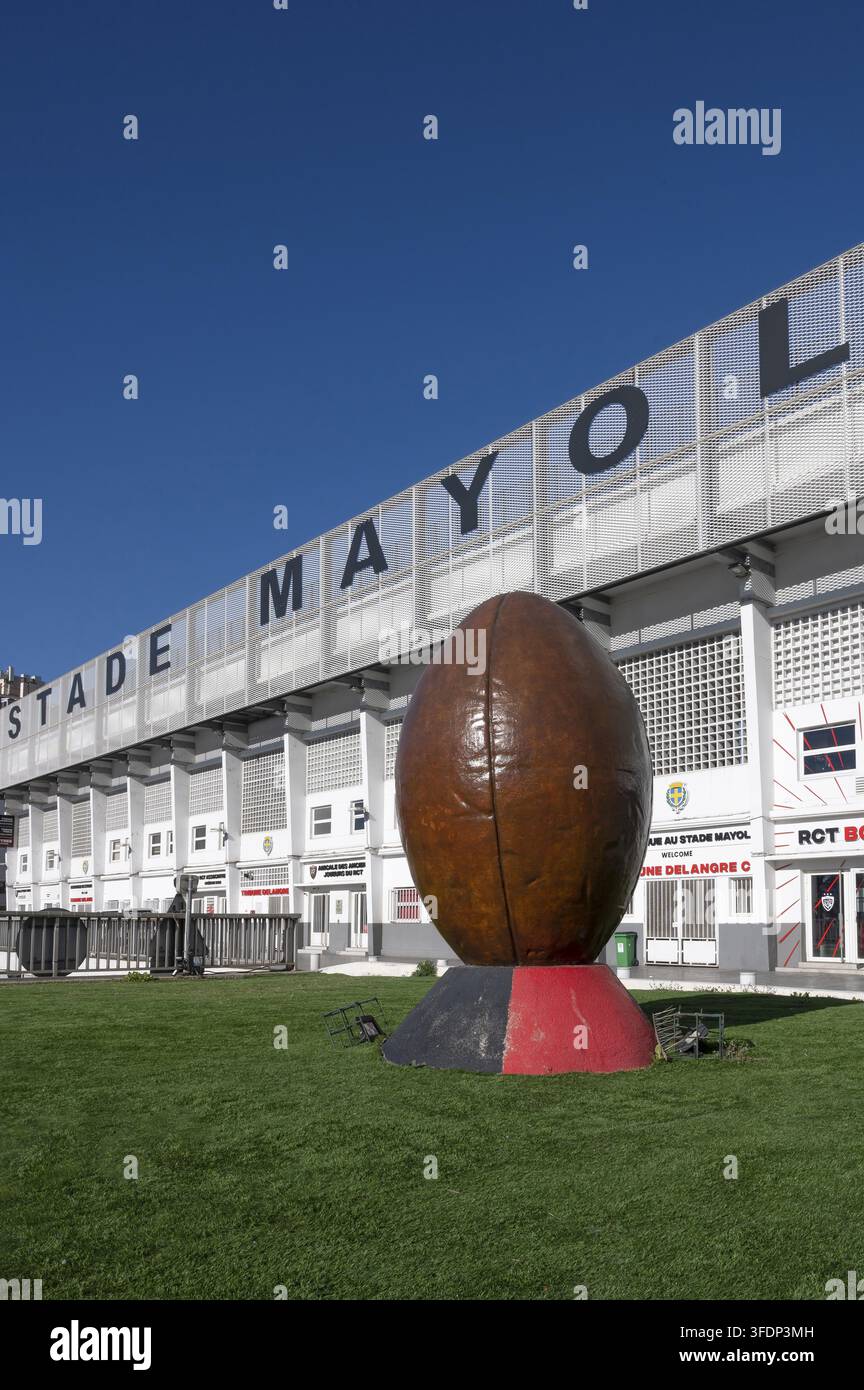 Scultura di un enorme pallone da rugby davanti allo stadio di rugby Stade Mayol, casa del RC Toulon, sotto un cielo blu brillante, Toulon, dipartimento di Var, Provenza Foto Stock
