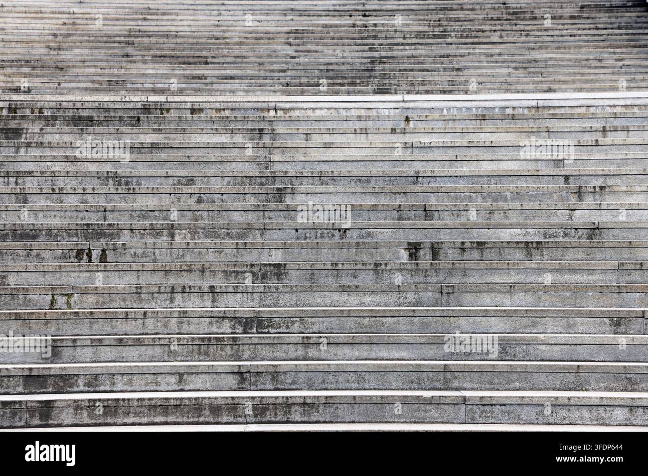 Rampe di scale in pietra vuota Foto Stock