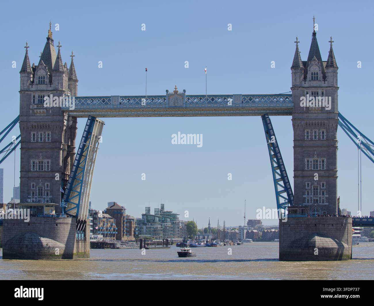 Londra - 30 APR 2026: Il Tower Bridge solleva le sue saracinesche sul Tamigi a Londra mentre la motovedetta PLA Lambeth dell'Autorità Portuale di Londra guida la scorta Foto Stock