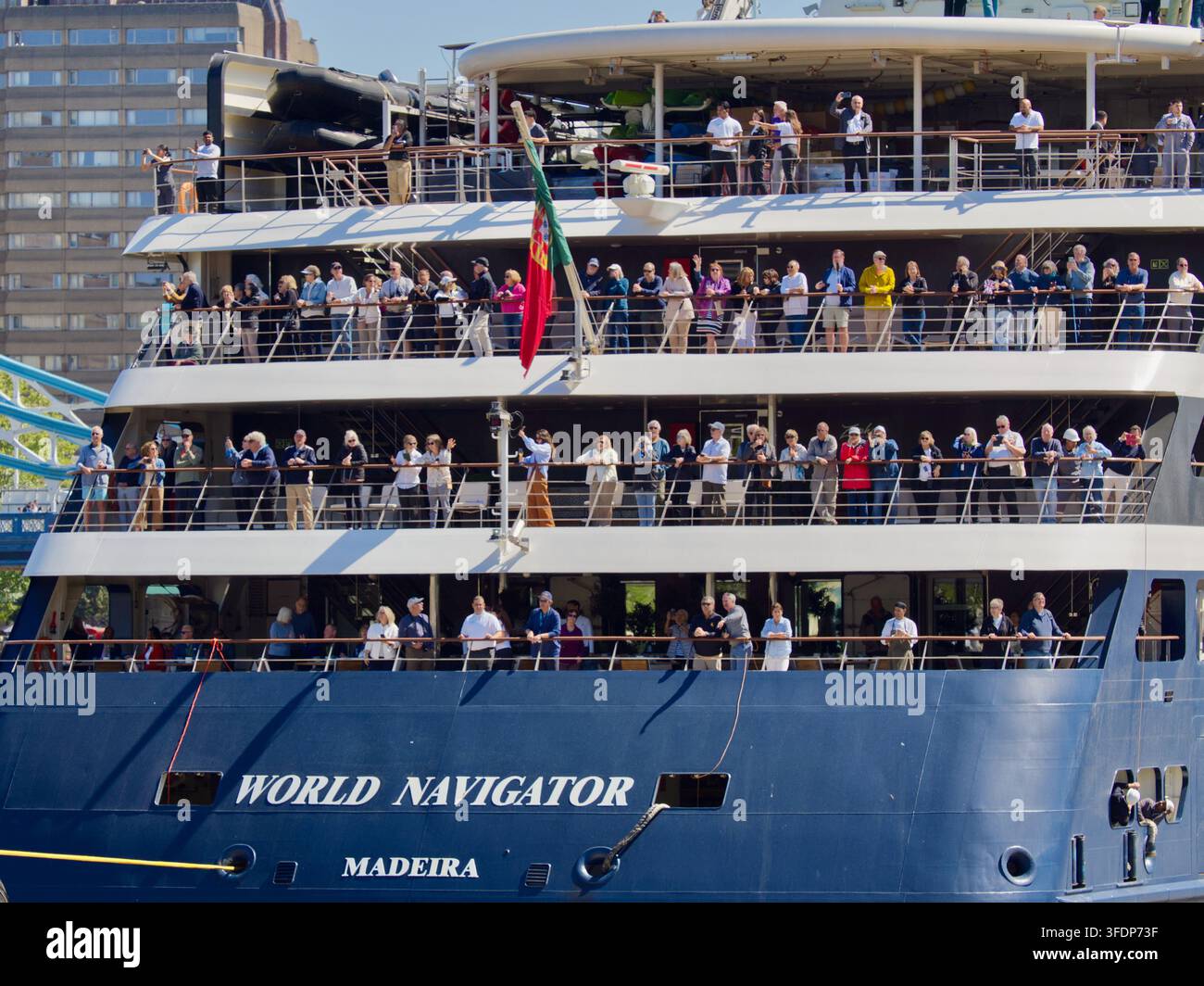 Londra - 30 APR 2026: I passeggeri si affollano sui ponti rivolti all'indietro della nave da crociera World Navigator mentre il battello naviga il Tamigi durante un pas Foto Stock