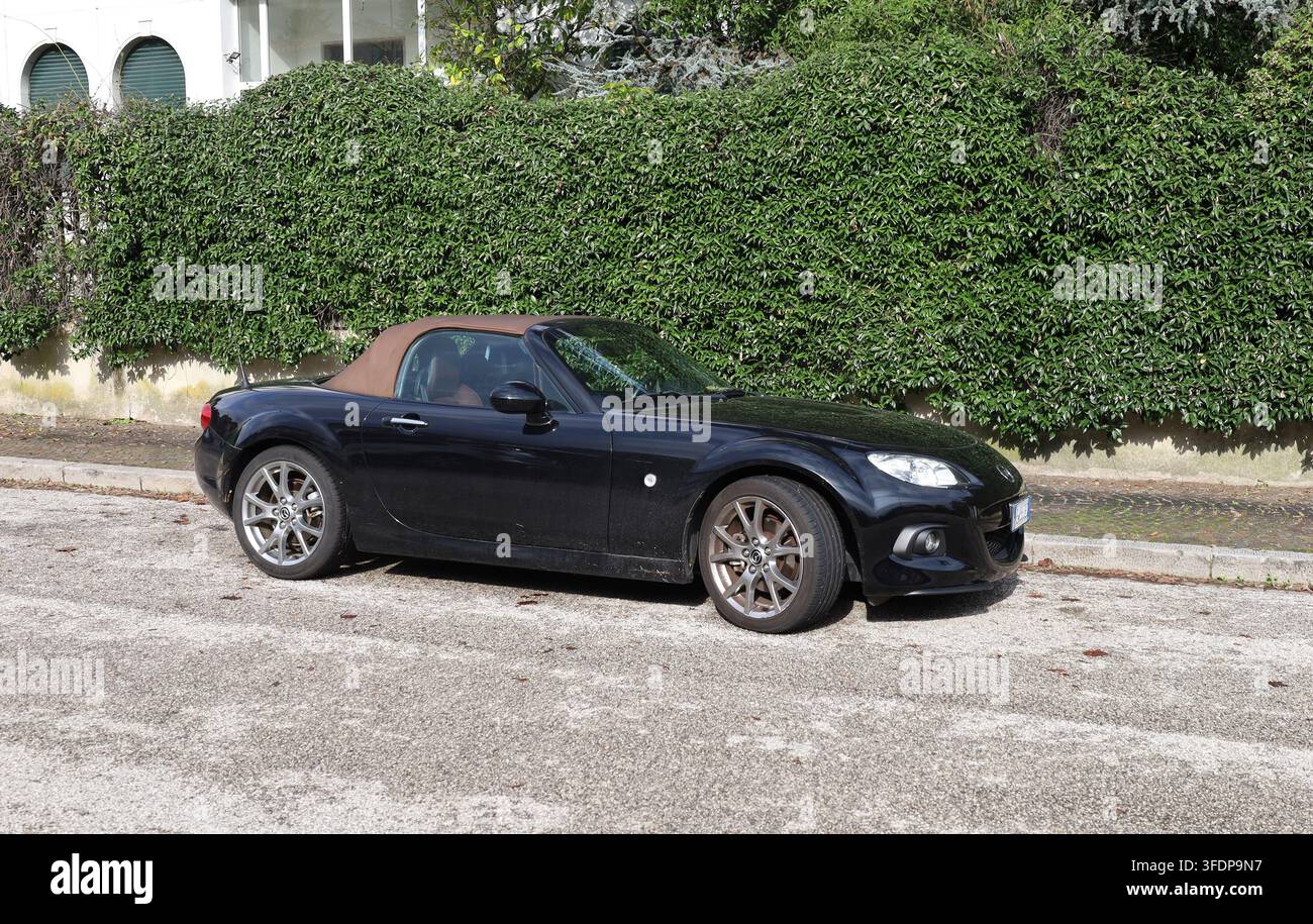 Udine, Italia. 27 ottobre 2024. Mazda MX-5, noto anche come Mazda Miata o Roadster, sul ciglio della strada. È un'automobile sportiva convertible leggera. Foto Stock