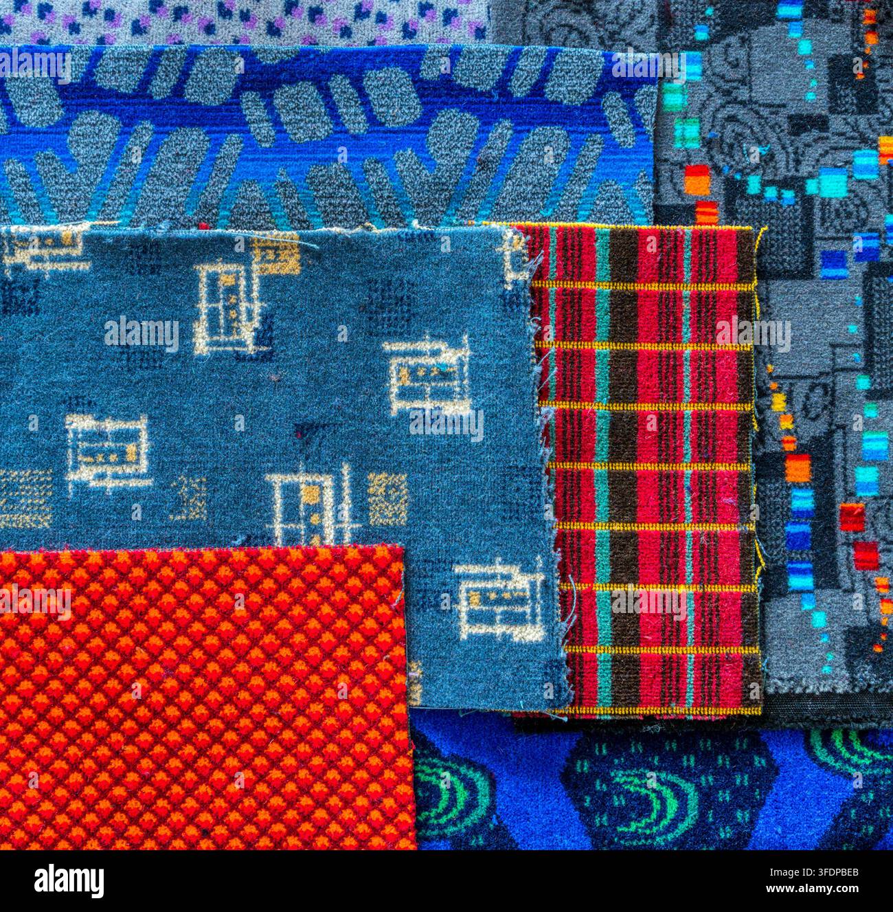 Vari design di moquette utilizzati come rivestimenti per sedili nei trasporti pubblici. Foto Stock