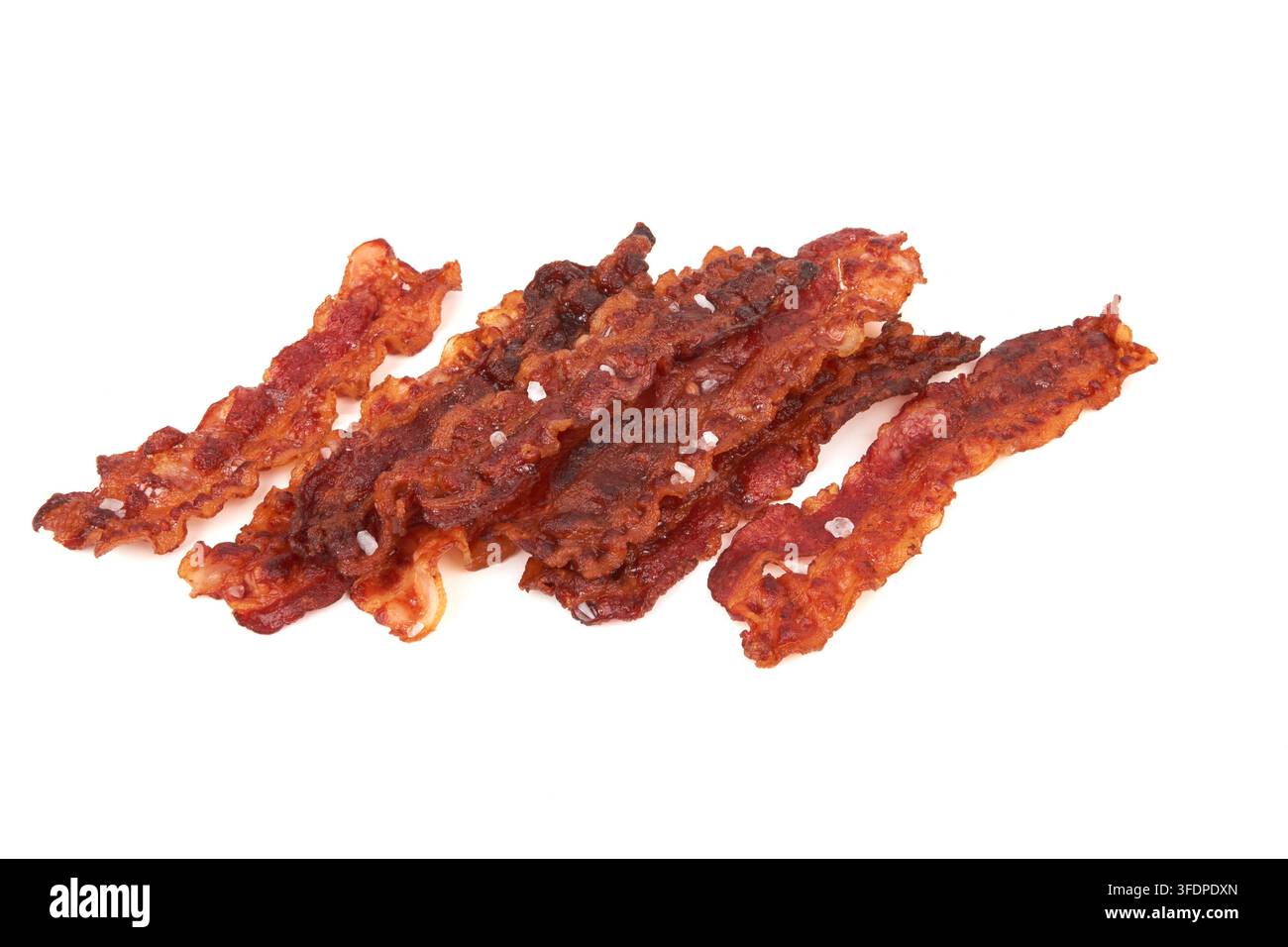 Fette di pancetta cotte isolate su bianco Foto Stock