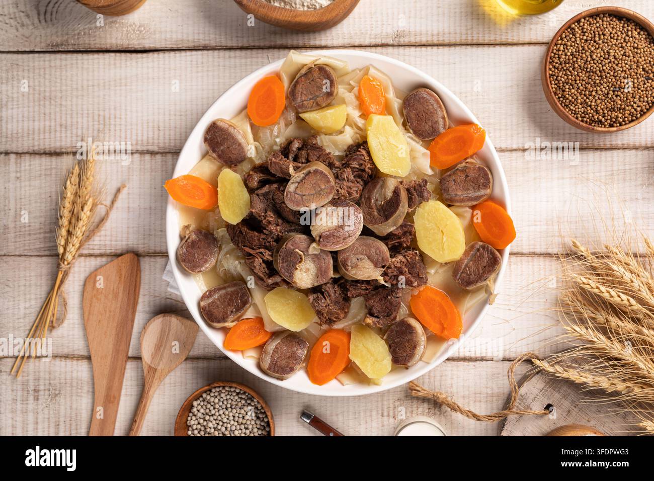 Piatto tradizionale beshbarmak con carne e noodles Foto Stock