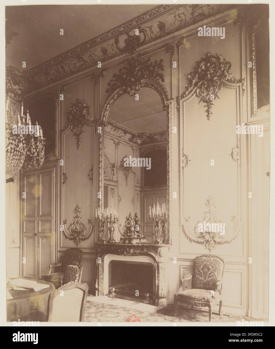 L'Hôtel de Roquelaure a Parigi, Francia, di Eugène Atget, un fotografo francese, nel 1906 o 1907, mostra una stanza interna con pannellature murali ornate, un grande specchio ad arco e un camino. Foto Stock