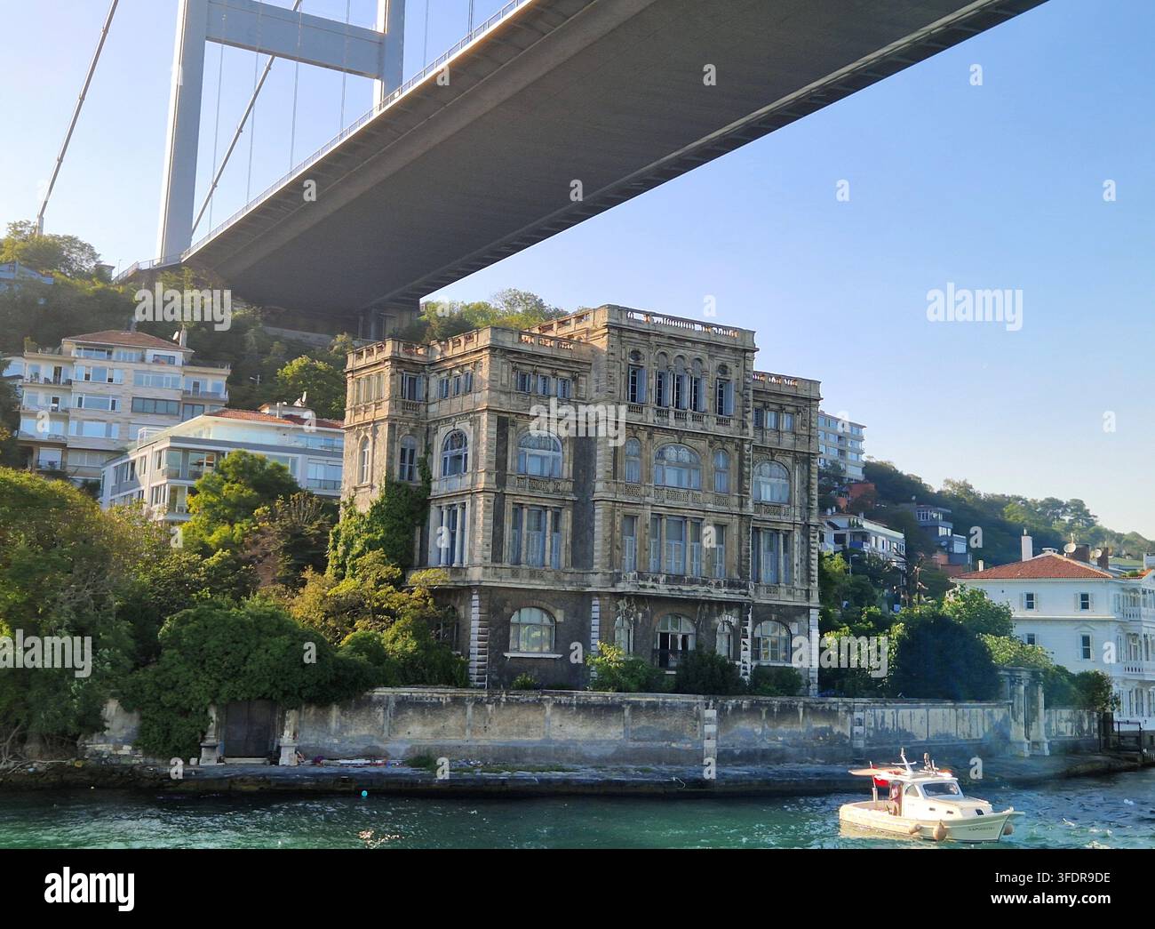 Storica villa Zeki Pasa Yali sulle rive del Bosforo sotto l'enorme ponte sospeso Fatih Sultan Mehmet a Istanbul - Immagine stock catturata con smartphone
