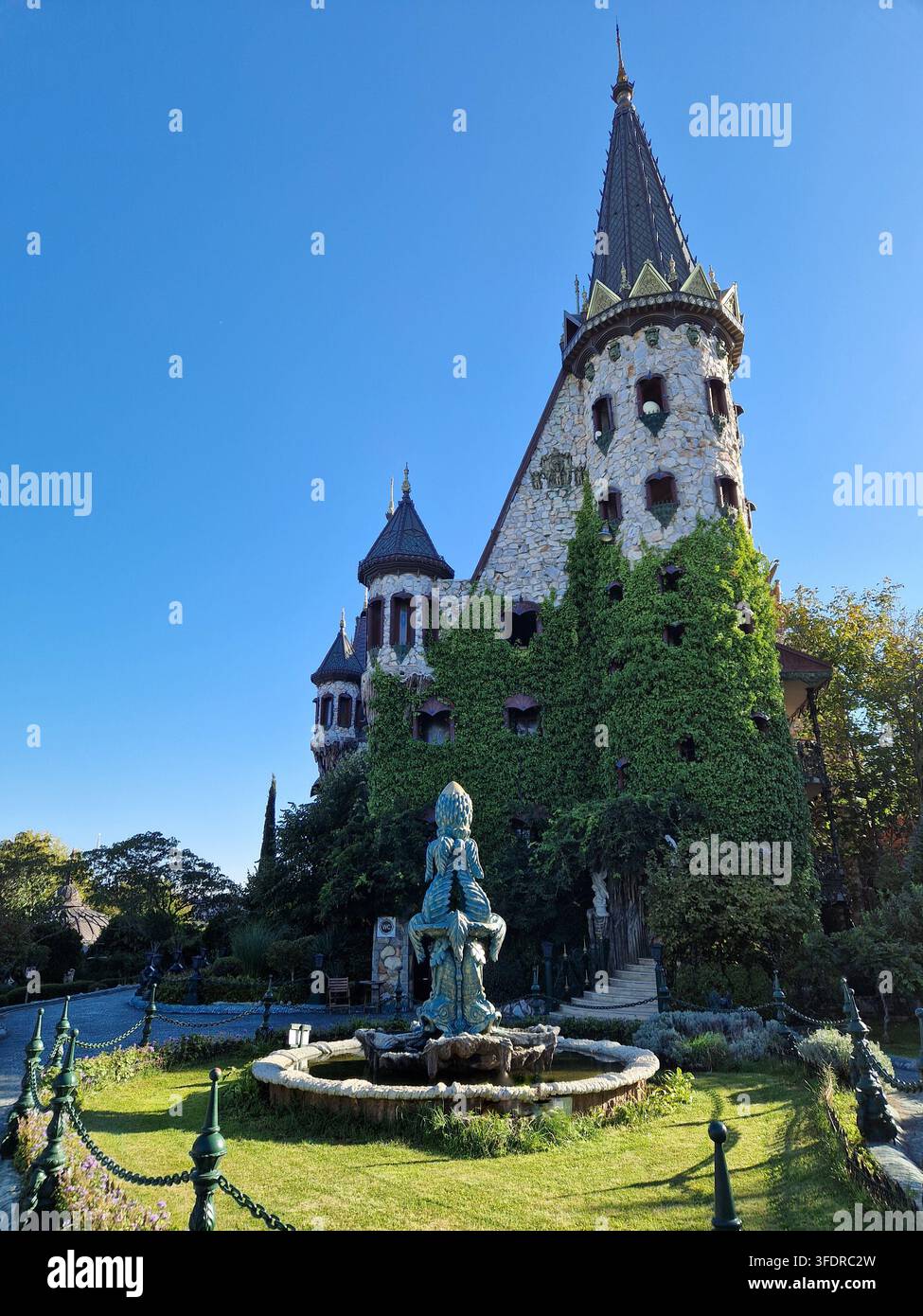 Architettura di castello storico con torri in pietra, sculture decorative ed elementi classici del giardino in Europa - Immagine stock catturata con smartphone