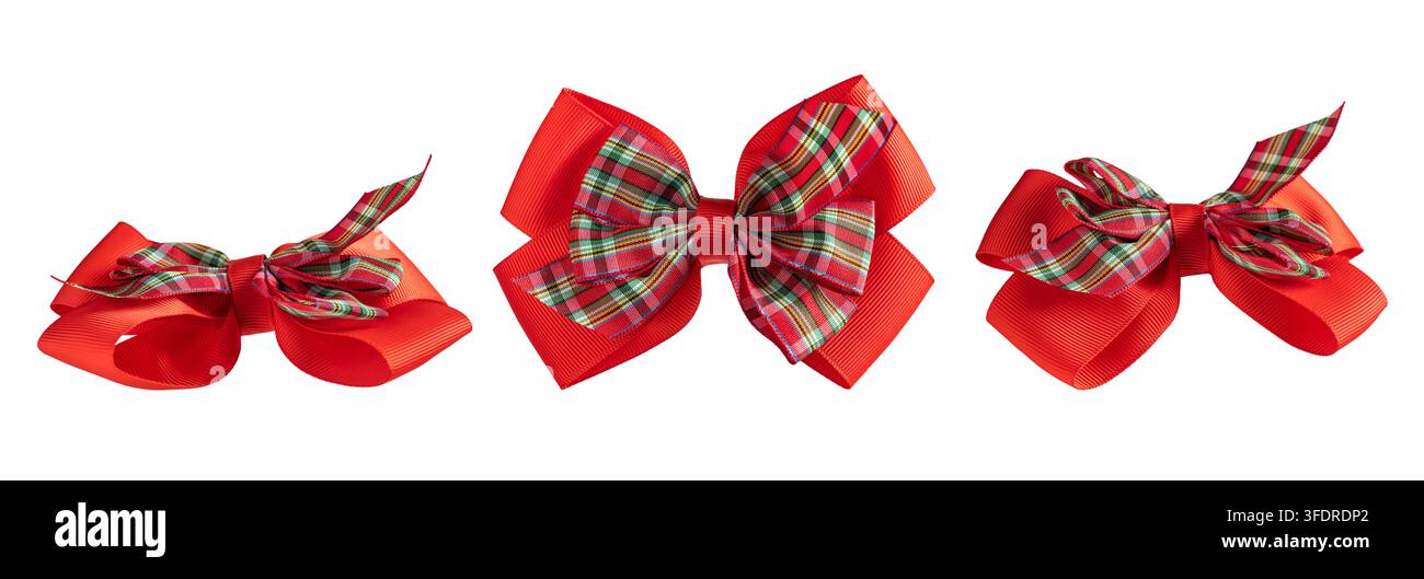Set di tre fiocchi di nastro rosso con dettaglio a quadri isolati su sfondo bianco in diverse angolazioni per la decorazione di Natale e Capodanno Foto Stock