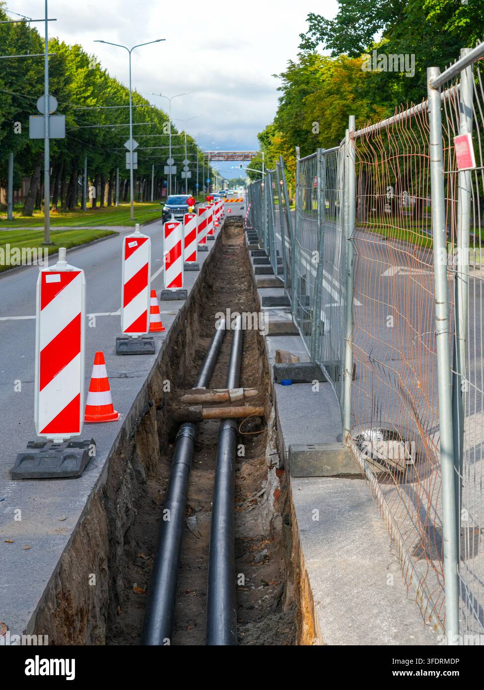 Tubi del teleriscaldamento installati in una trincea stradale urbana durante i lavori di ricostruzione delle infrastrutture stradali Foto Stock