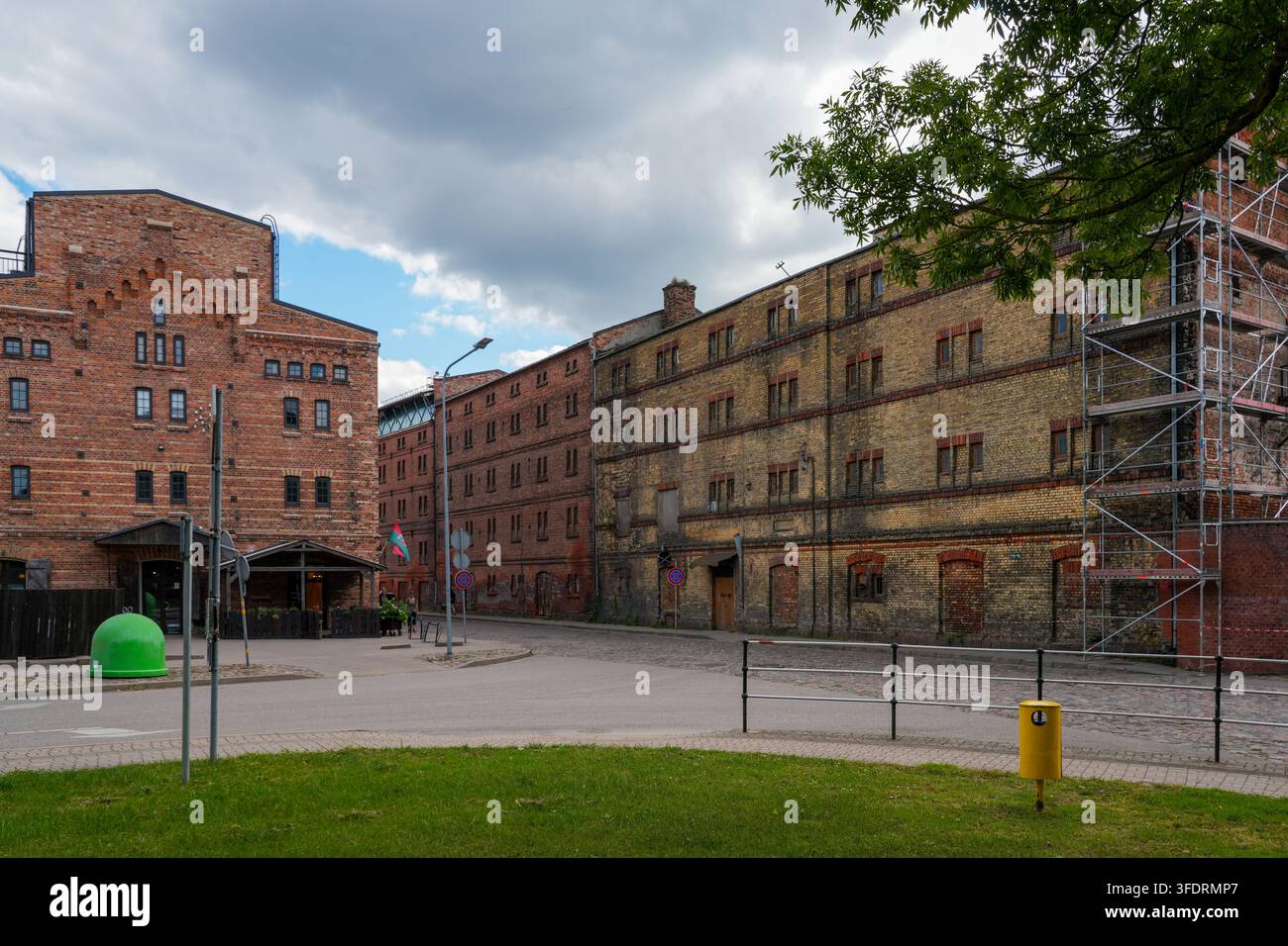 Liepaja, Lettonia - 29 agosto 2026: Magazzini storici del porto in mattoni nel distretto portuale di Liepaja Foto Stock