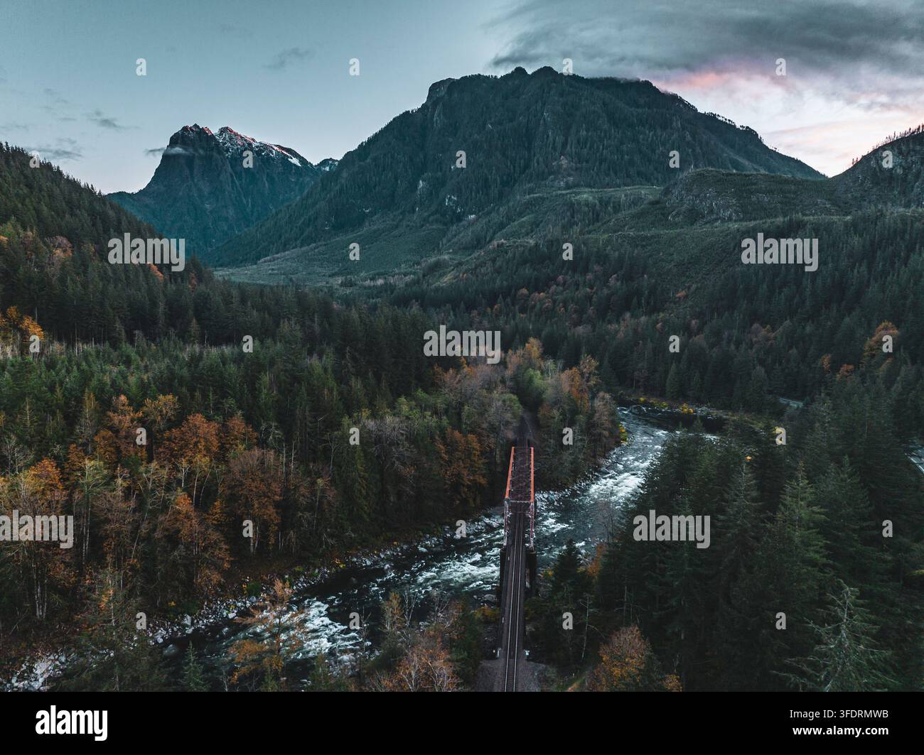 Vista aerea del fiume Skyhomish al Monte Index, Stato di Washington, USA Foto Stock