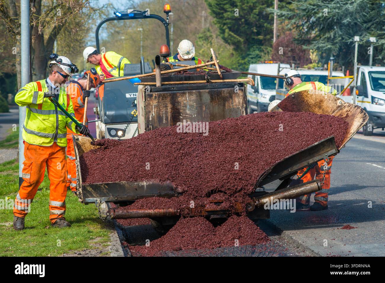 Lavori di risurfacciatura stradale inclusivo del percorso ciclabile su Huntingdon Rd, Cambridge, Regno Unito. Foto Stock