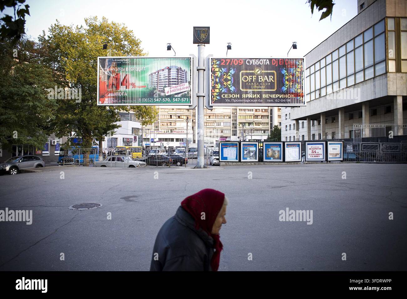 SIMFEROPOL, UCRAINA – 15 OTTOBRE 2008: Le persone vanno avanti con la loro vita quotidiana a Simferopol, Crimea, Ucraina, durante la crisi finanziaria globale del 2008. Foto Stock