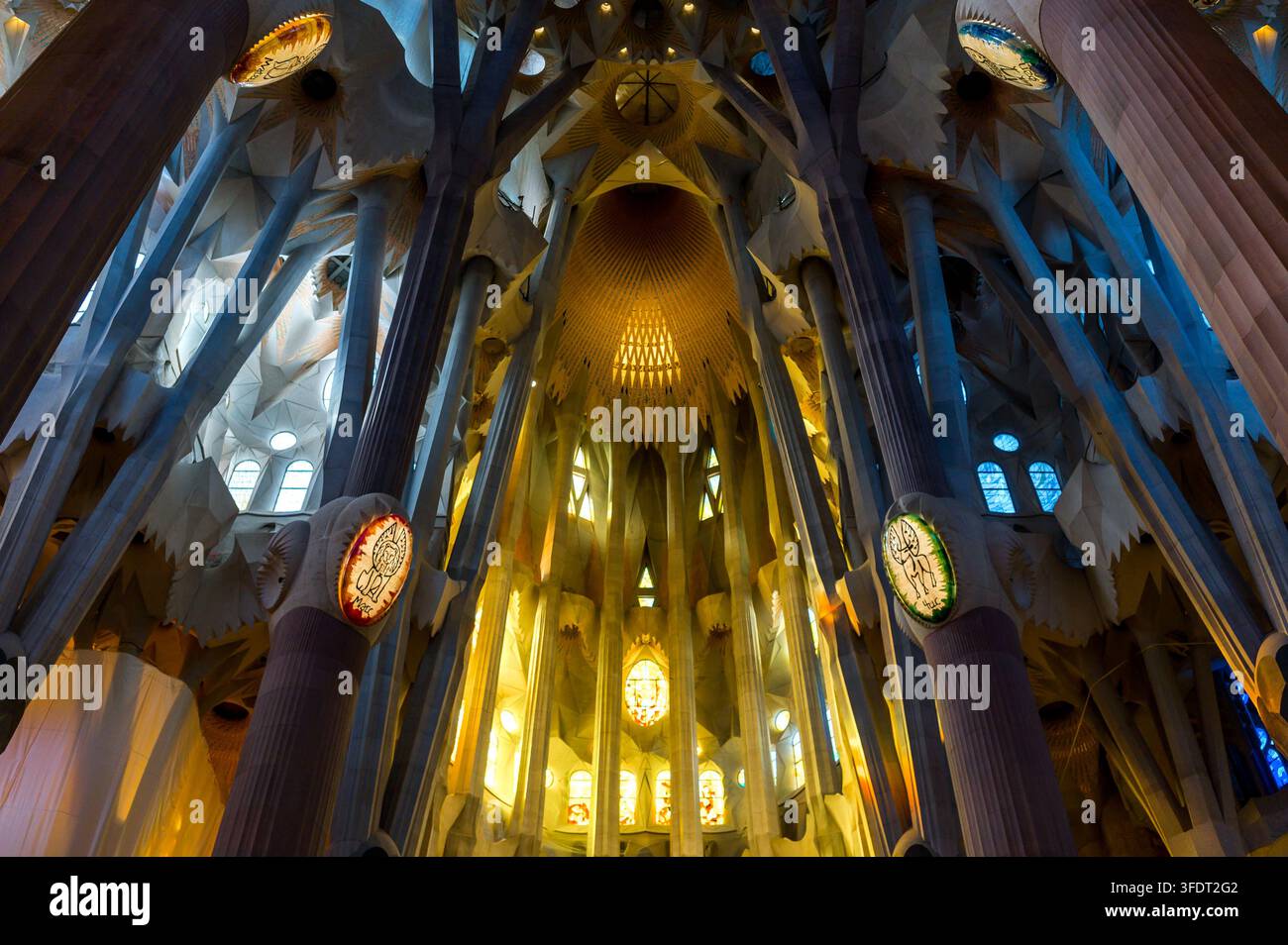 Barcellona, Spagna - 15 aprile 2026: L'interno dell'iconica chiesa della Sagrada Familia ha colonne uniche e vetrate colorate vivaci. Foto Stock