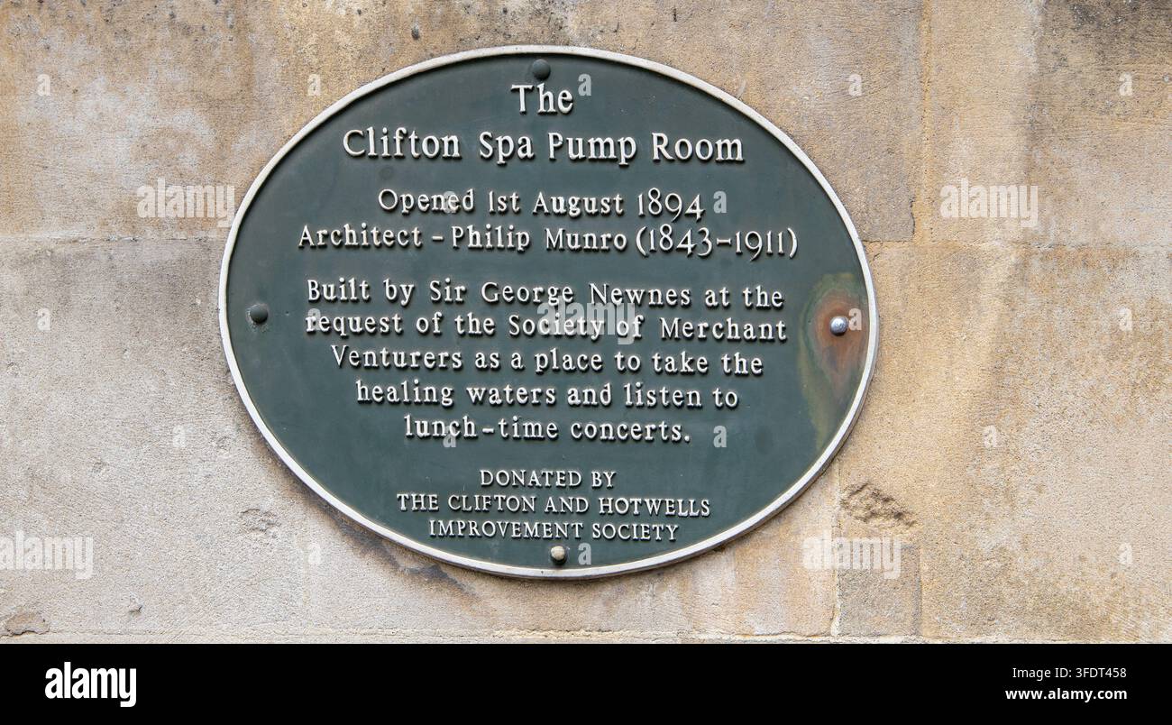 Targa commemorativa storica della sala delle pompe dello Clifton Spa che mostra l'architetto e la data di apertura Foto Stock