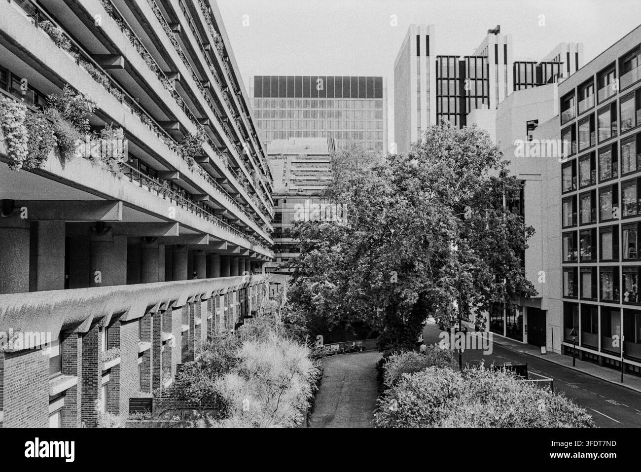 La Barbican Estate, Londra, Regno Unito, con appartamenti e blocchi di uffici circostanti Foto Stock