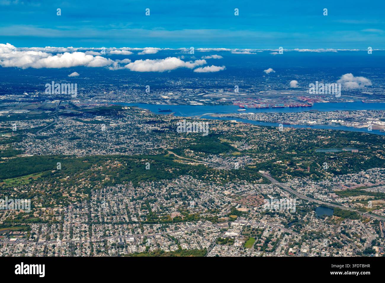 Vista aerea di Staten Island con Newark Bay e Newark sullo sfondo, che mostra aree residenziali urbane e strutture portuali Foto Stock