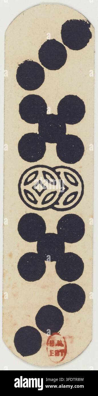 Una carta da gioco cinese, con forme circolari interconnesse e un disegno centrale con motivi intrecciati, con un timbro rosso nell'angolo inferiore destro, da un set intitolato “Jeu de cartes chinois”, stampa incisa, 1900. Foto Stock