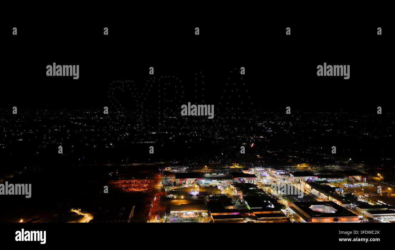 Damasco, Siria - 31 agosto 2026: Droni illuminati formano il nome del nuovo stato siriano nel cielo notturno sopra la capitale durante uno spettacolo aereo spettacolare che celebra i simboli nazionali alla Fiera Internazionale di Damasco. Foto Stock