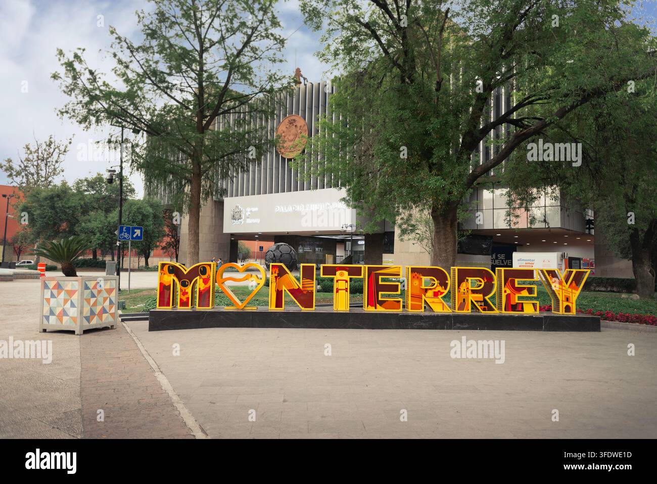 Monterrey Nuevo Leon Messico; 03 09 2026. Questa fotografia editoriale di strada cattura le iconiche lettere colorate del cartello della città di Monterrey collocate all'interno del Foto Stock