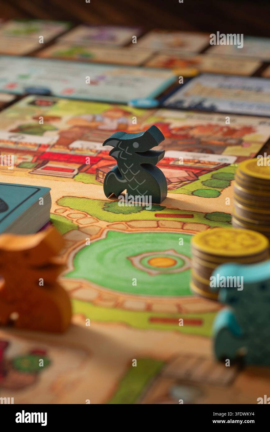 Un ritratto dettagliato cattura i componenti di Flamecraft, un gioco da tavolo a tema fantasy con intricate illustrazioni di draghi e pezzi di gioco colorati Foto Stock