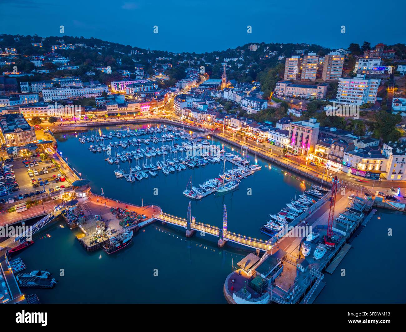 Torquay, Devon, Regno Unito. 08.26.2026 La marina di Torquay brilla luminosa sulla Riviera inglese durante il crepuscolo. 26 agosto 2026. Foto Stock
