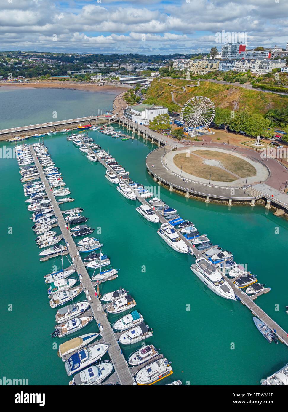 Torquay, Devon, Regno Unito. 08.27.2026 Il porto turistico di Torquay risplende su Torbay e la Riviera inglese durante l'estate. 27 agosto 2026. Foto Stock