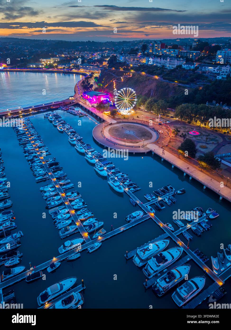 Torquay, Devon, Regno Unito. 08.26.2026 La marina di Torquay brilla luminosa sulla Riviera inglese durante il crepuscolo. 26 agosto 2026. Foto Stock