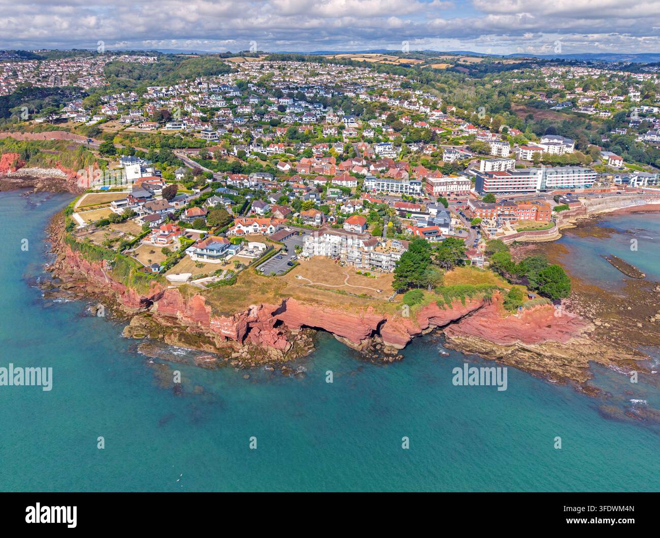 Torquay, Devon, Regno Unito. 08.27.2026 Torquay e la costa di Torbay brillano lungo la Riviera inglese durante l'estate. 27 agosto 2026. Foto Stock
