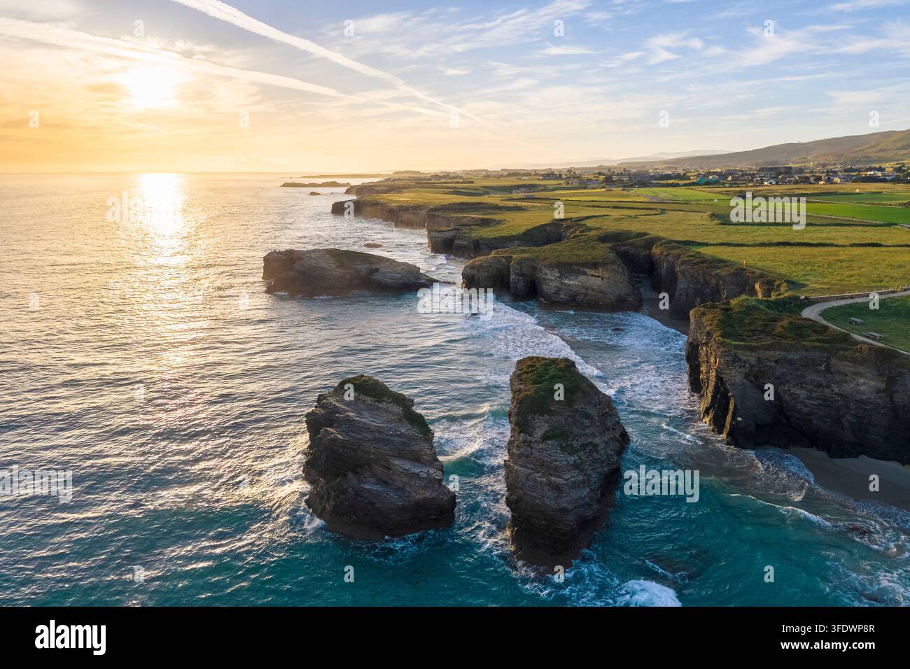 Vista delle scogliere di Praia das Catedrais all'alba in primavera con alta marea. Ribadeo, Galizia, Spagna, penisola iberica, Europa occidentale. Foto Stock