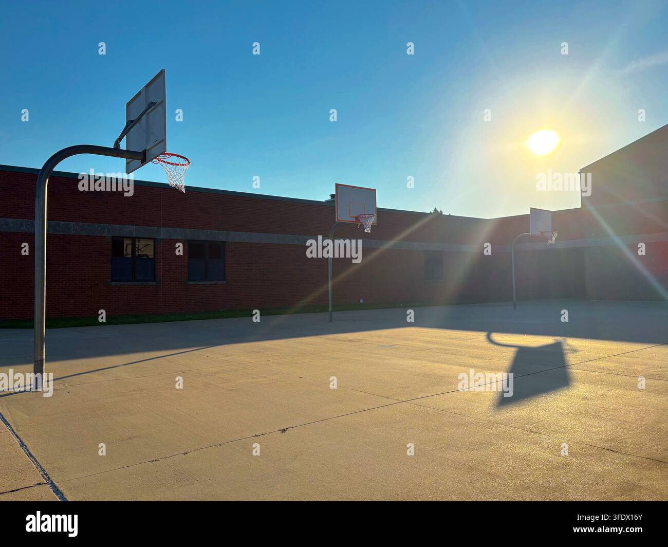 Cortile della scuola con canestri da basket Foto Stock