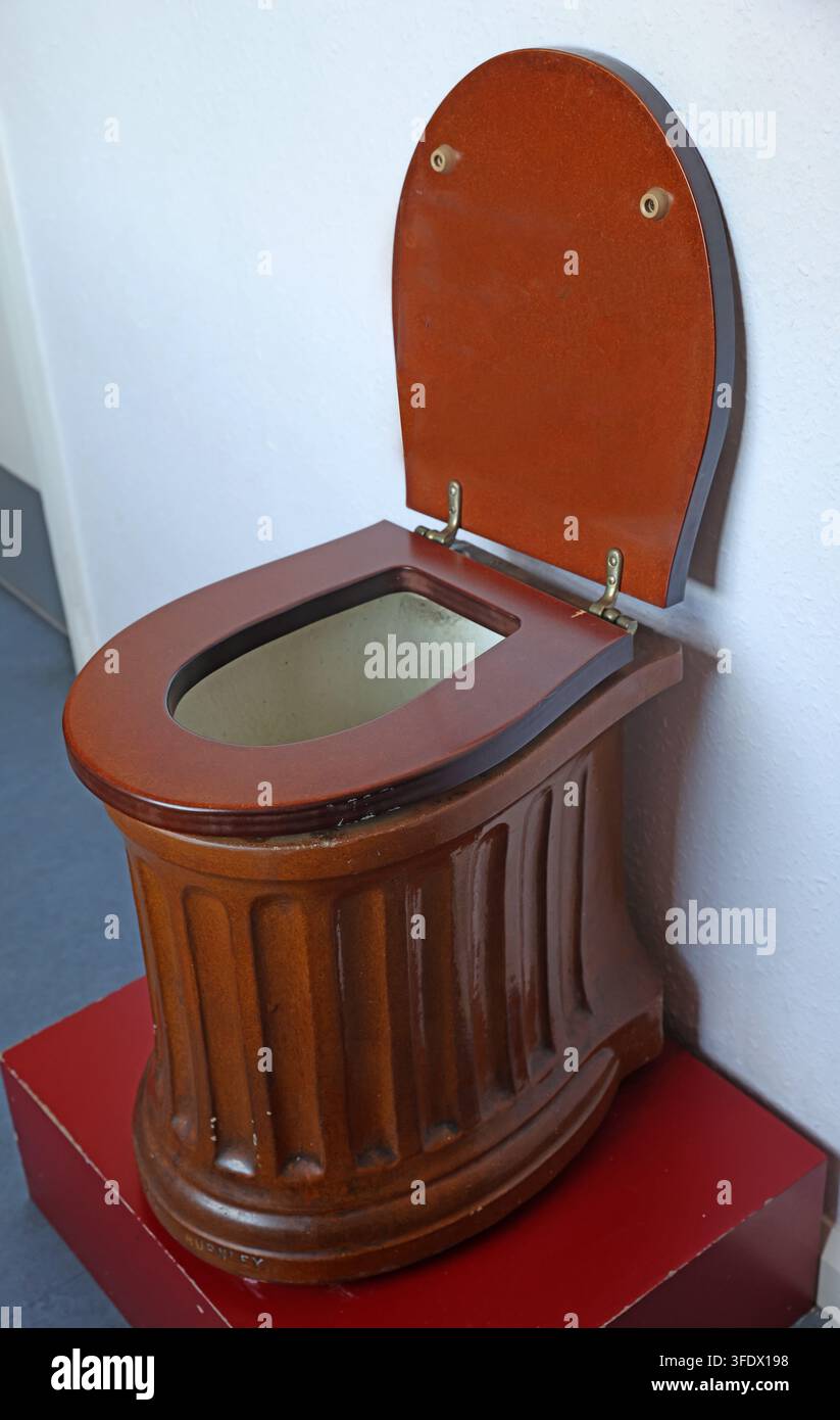 Bagno a lunga caduta in legno dell'era vittoriana britannica o gabinetto di terra, che illustra l'igiene storica, i gabinetti, la raccolta dei rifiuti notturni e il cambiamento della salute pubblica. Foto Stock