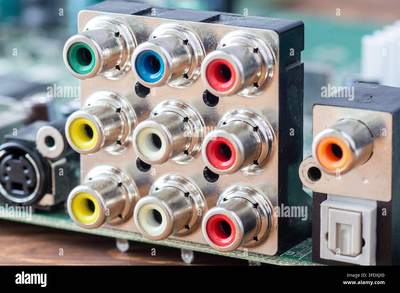 Close-up di connettori audio e video RCA colorati su una scheda elettronica del computer Foto Stock