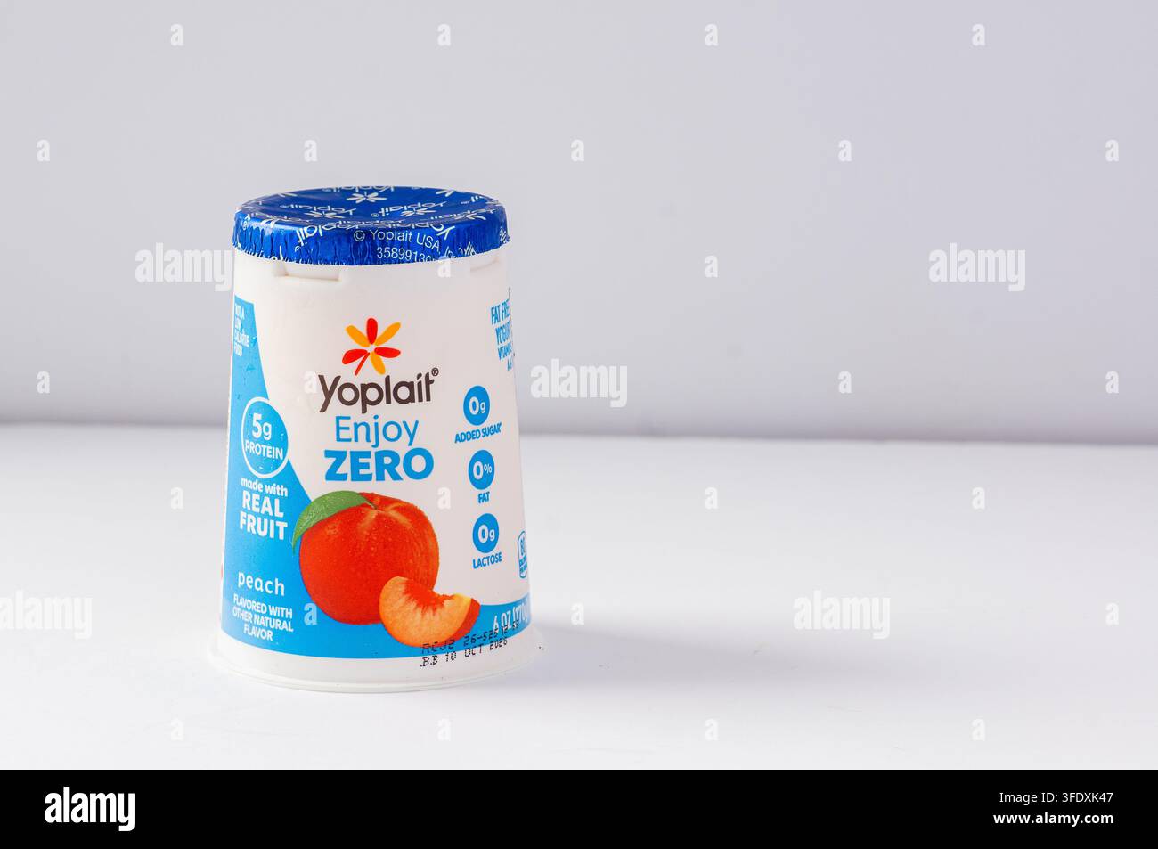 Una singola tazza di yogurt Yoplait Enjoy Zero alla pesca su uno sfondo bianco pulito - Milton WA USA - 28 agosto 2026 Foto Stock