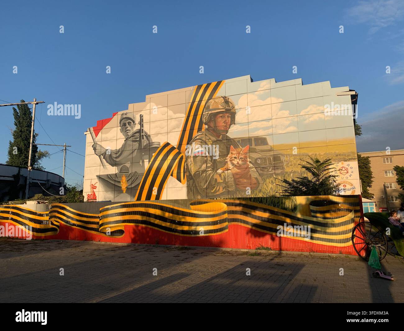 Murale pro-guerra che collega i soldati russi in Ucraina con l’immaginario sovietico della Seconda Guerra Mondiale su Prospekt Stachki a Rostov sul Don, Russia - Immagine stock catturata con smartphone