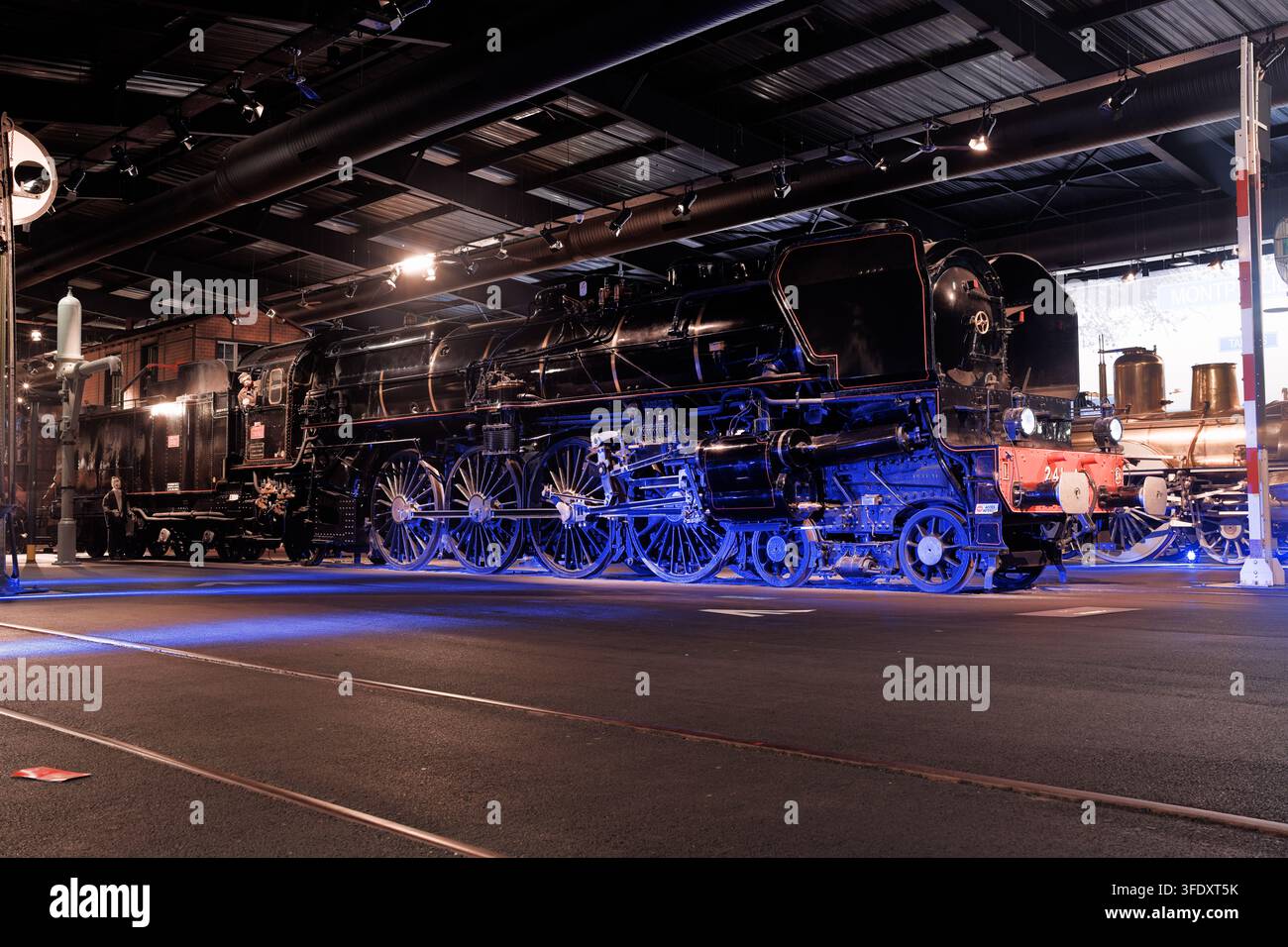 Storica locomotiva a vapore francese SNCF 241 A 1 esposta con illuminazione blu al museo ferroviario Cité du Train di Mulhouse Foto Stock
